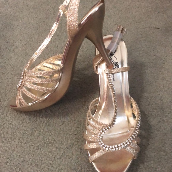 Gold shoes. - Picture 2 of 6